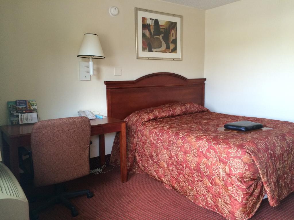 Carpet Inn Opelika Bagian luar foto