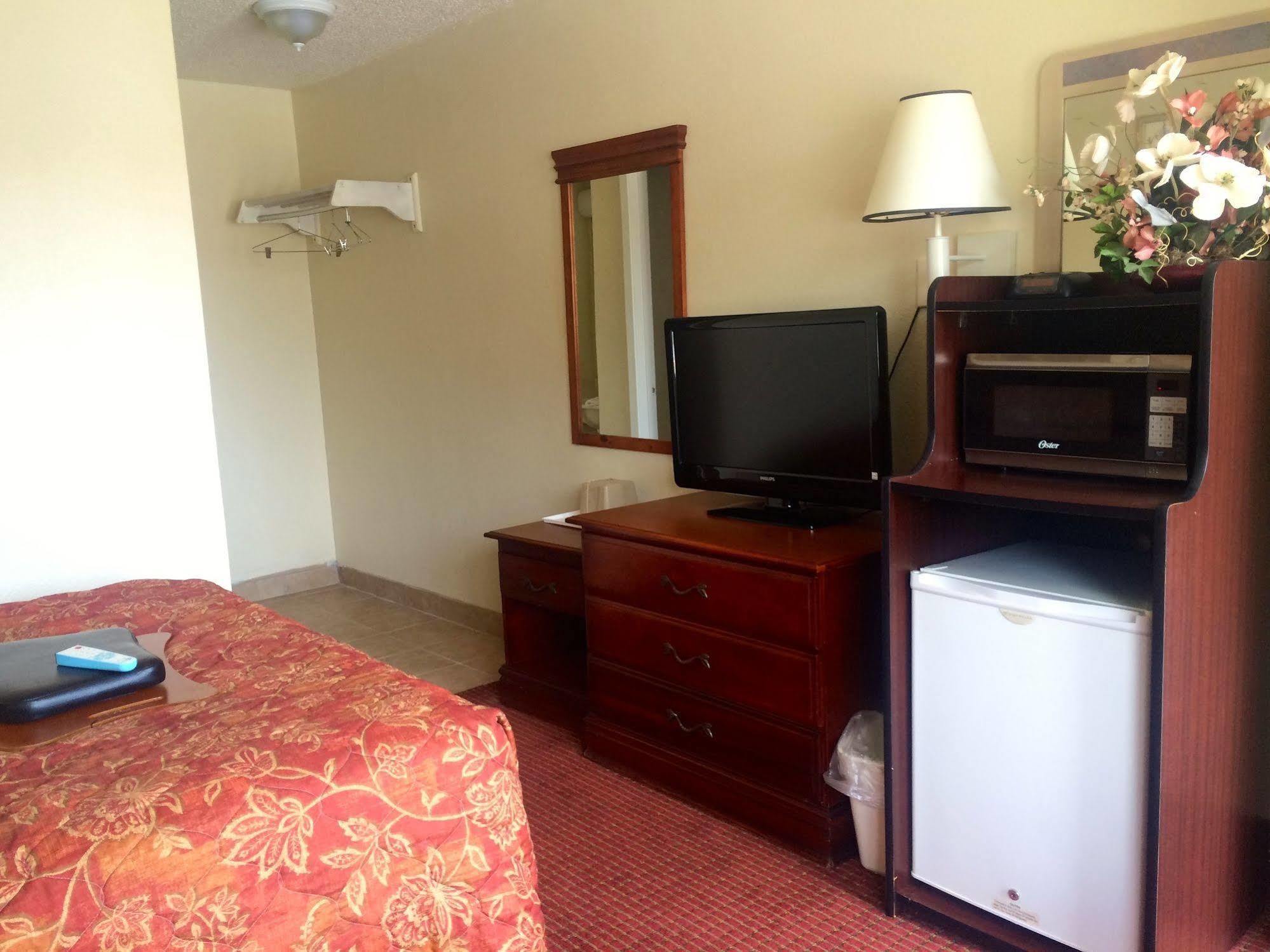 Carpet Inn Opelika Bagian luar foto